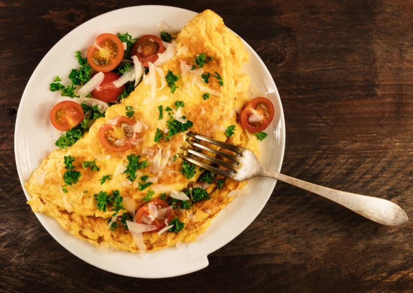 Omelette con tomate, hierbas y queso
