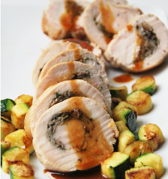 Pollo relleno acompañado de calabacín dorado