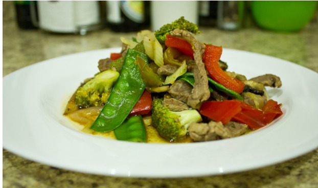 Salteado de carne con brócoli, pimiento y vegetales